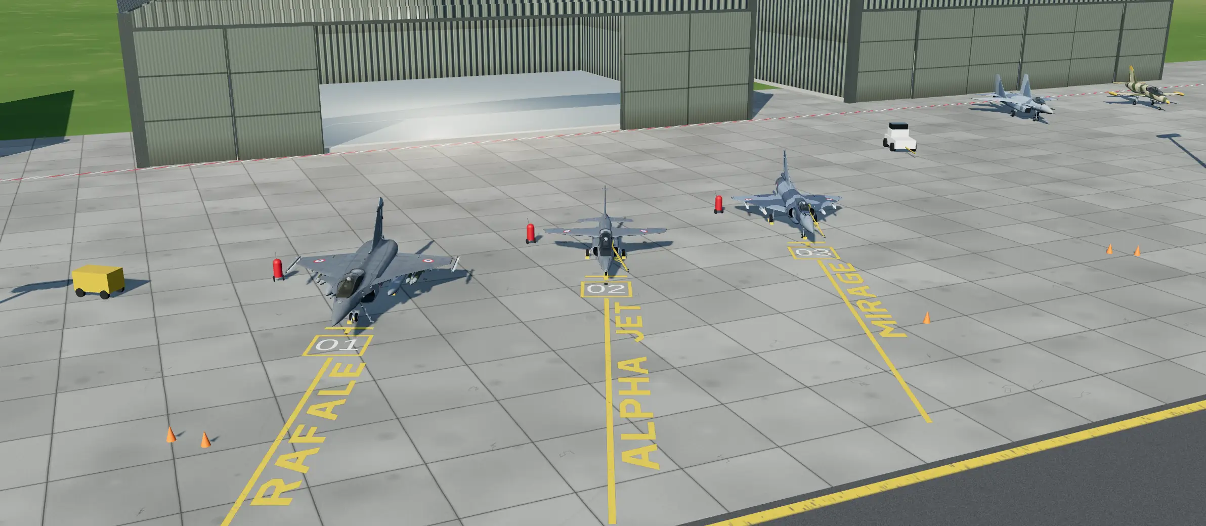 Le Rafale, l'Alpha Jet E et le Mirage 2000 alignés sur le tarmac d'une base aérienne devant le hangar 12, leur nom peint au sol ; au fond, devant le hangar 14, un MiG-29 et un L-39 Albatros, les adversaires du Dogfight